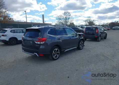 2022 Subaru Forester Touring z USA, uszkodzony, nr VIN JF2SKARC8NH480644